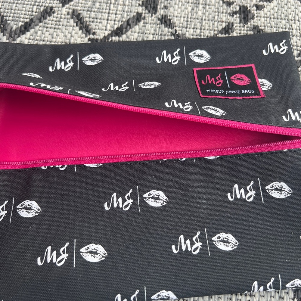 RARE 🩵 NWT MJ Lips Medium Makeup Junkie Bag
